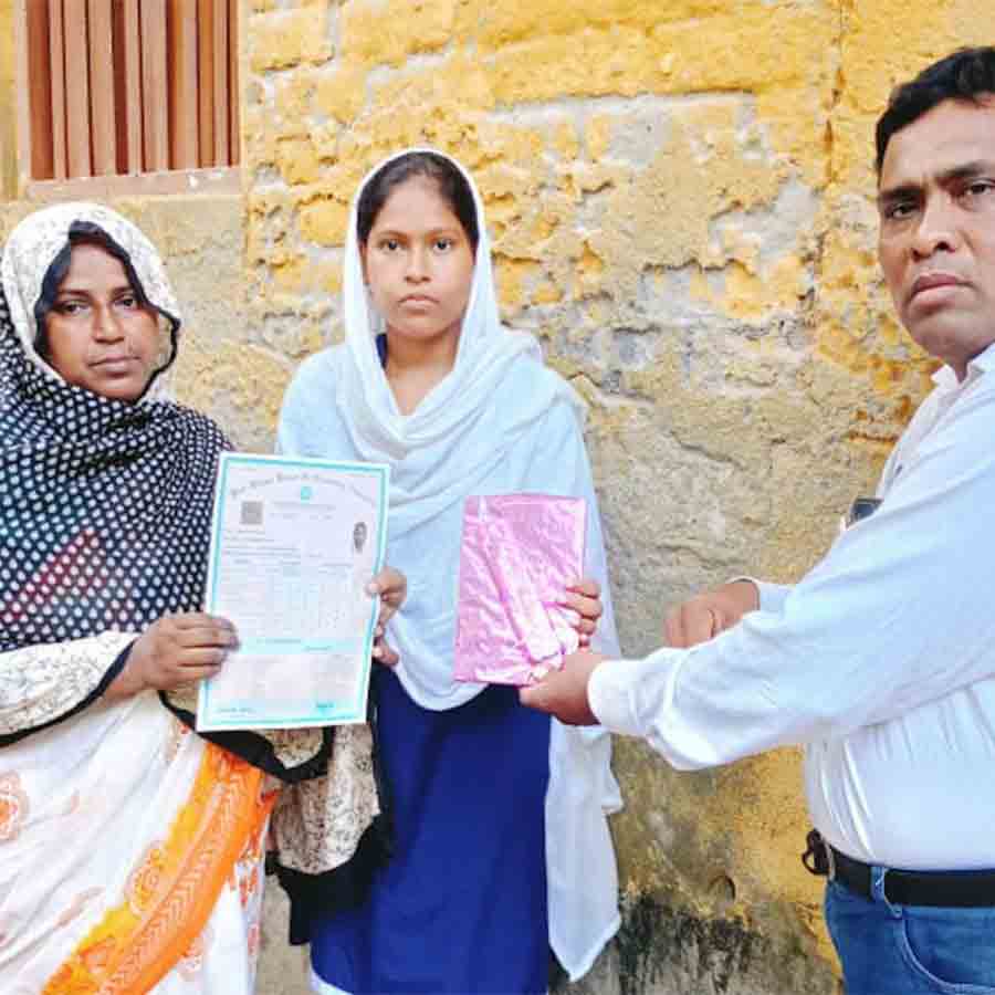 A student who lost her father in fire accident passed in Madhyamik Exam 2025