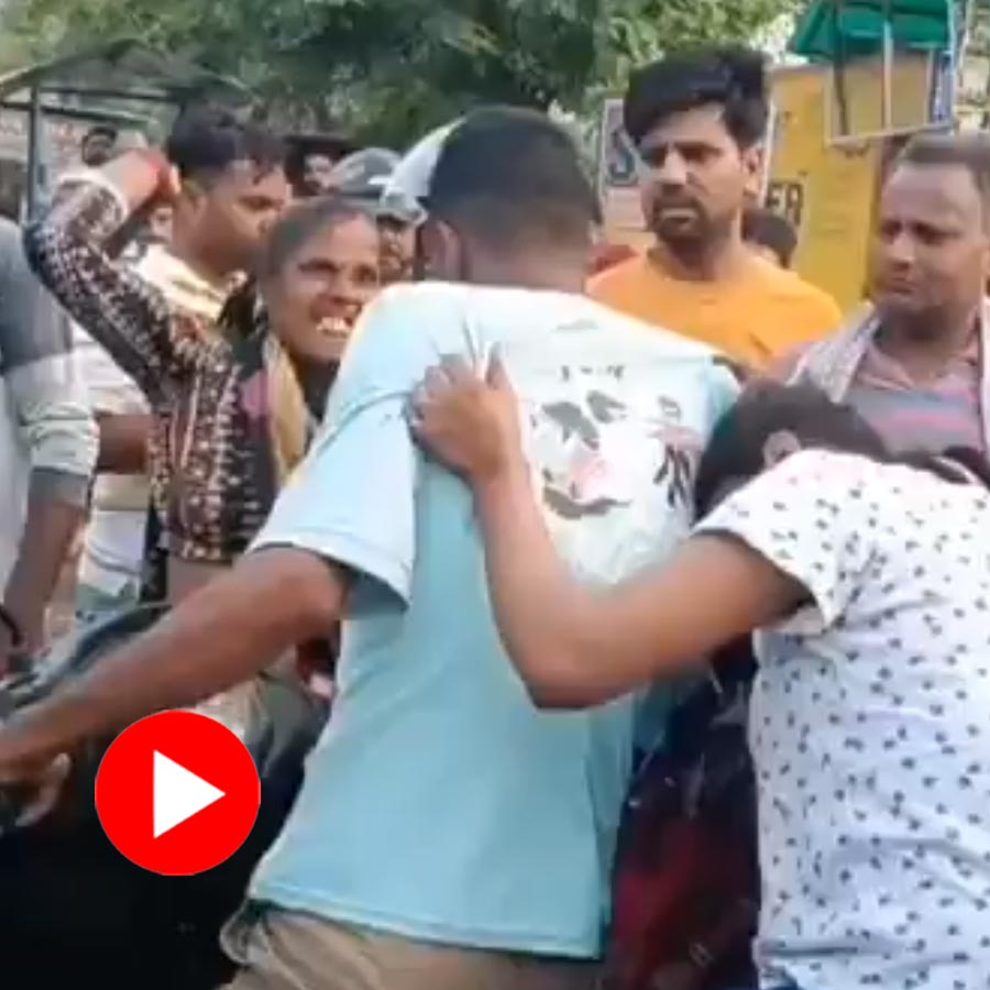 Parents catch son eating chow mein with girlfriend and brawl started between them in Kanpur
