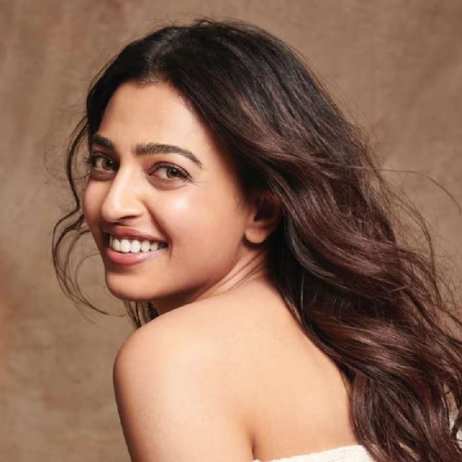 ঢেউ খেলানো খোলা চুল।