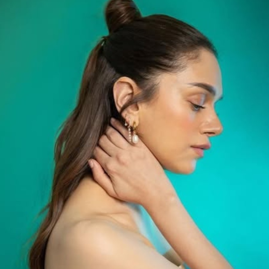 হাফ-নট আর খোলা চুল।