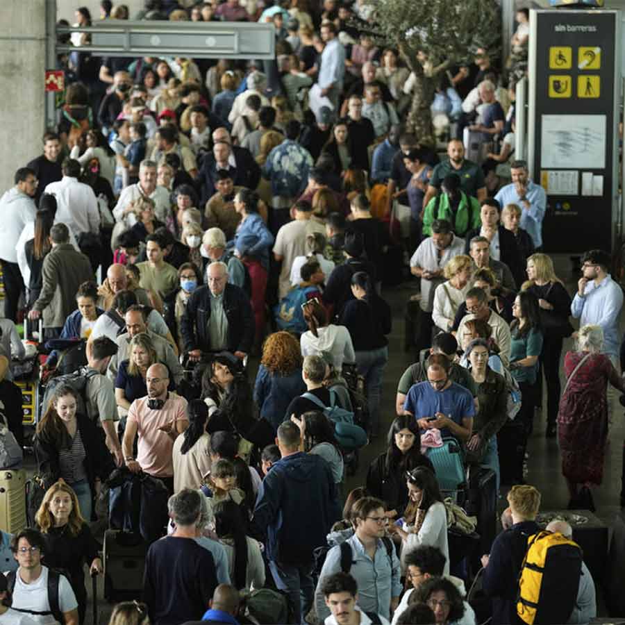 হুলস্থুল: মাদ্রিদ বিমানবন্দরে উদ্বিগ্ন যাত্রীদের ভিড়।