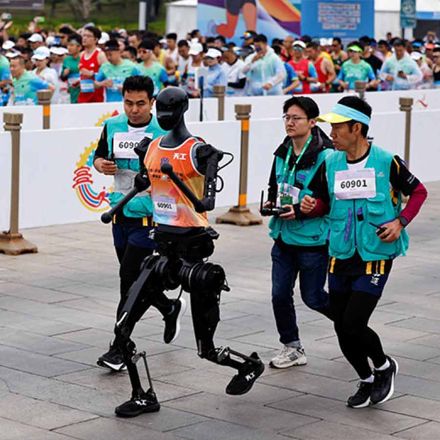 বহুদূর: বেজিংয়ে ম্যারাথনে রোবট।