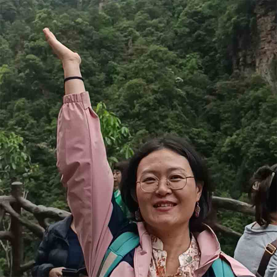 প্রজন্মান্তর: বাংলা সাহিত্যের ছাত্রী, রবীন্দ্র-অনুরাগী ইয়াং ওয়েইমিং ওরফে স্বর্ণা।