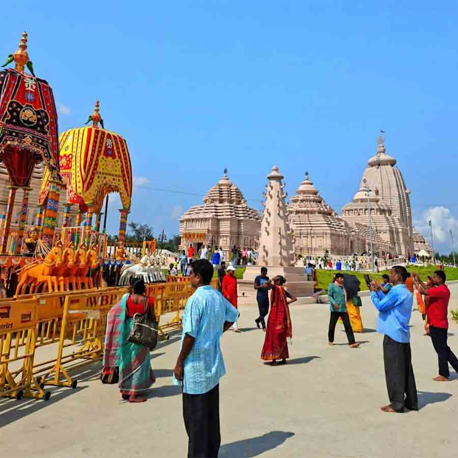 Tourists crowd at Digha at weekend to see the new Jagannath Temple
