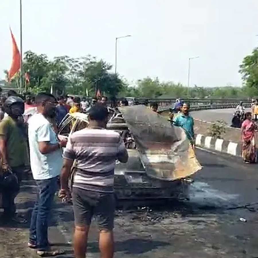 Moving car explode in the middle of road in Jamshedpur, one died dgtl