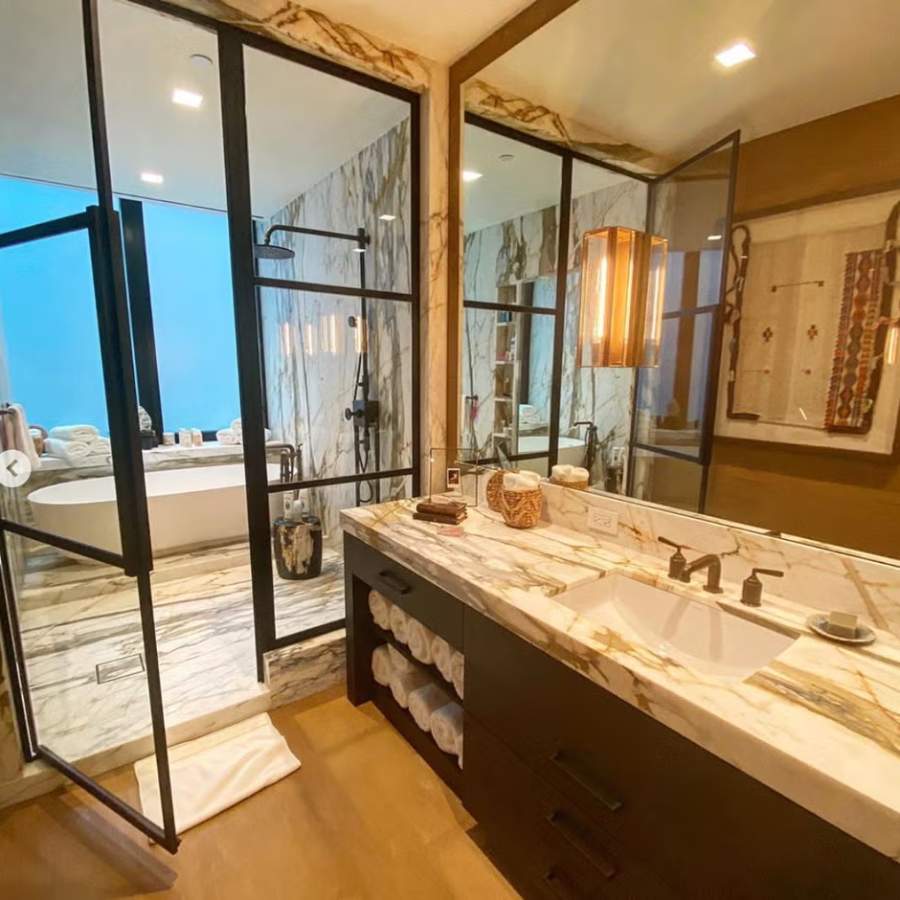 জিজি হাদিদের বাথরুম।