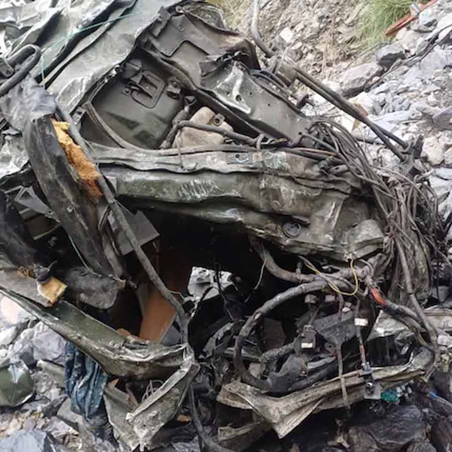 Soldiers killed as the army truck fell into 700 feet deep gorge in Jammu and Kashmir dgtl