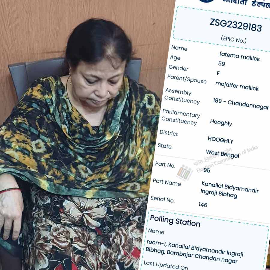 Locals stand by Pakistani national Fatema Bibi, who was arrested in Chandannagar dgtld