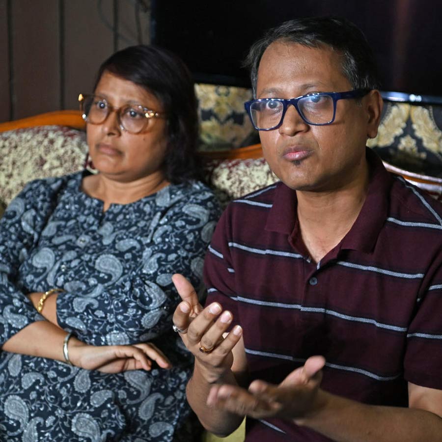 the wife of tourist Sameer Guha, who died in Pahalgam attack has accused the Life Insurance Corporation for spreading misinformation in disbursing their money