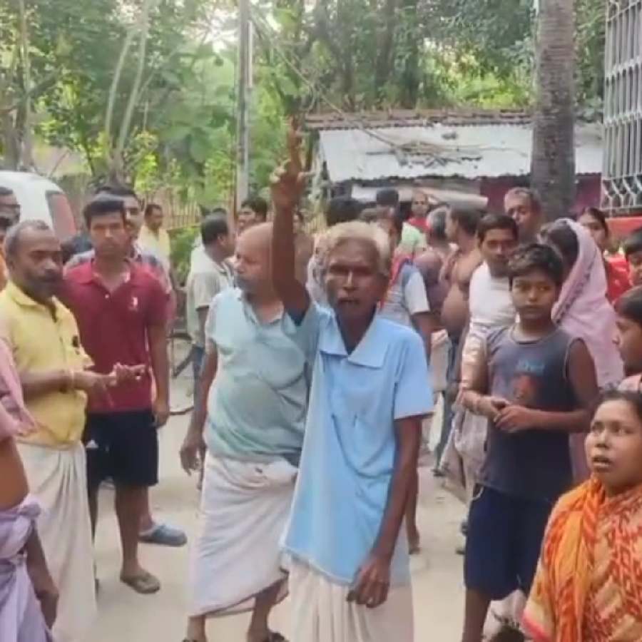 শমসেরগঞ্জে বিক্ষোভ স্থানীয়দের।