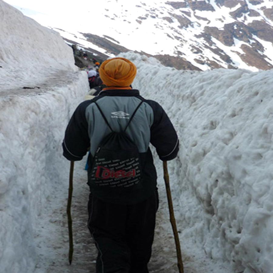 Know details about Hemkund Sahib Trek in Uttarakhand during May to Oct 
