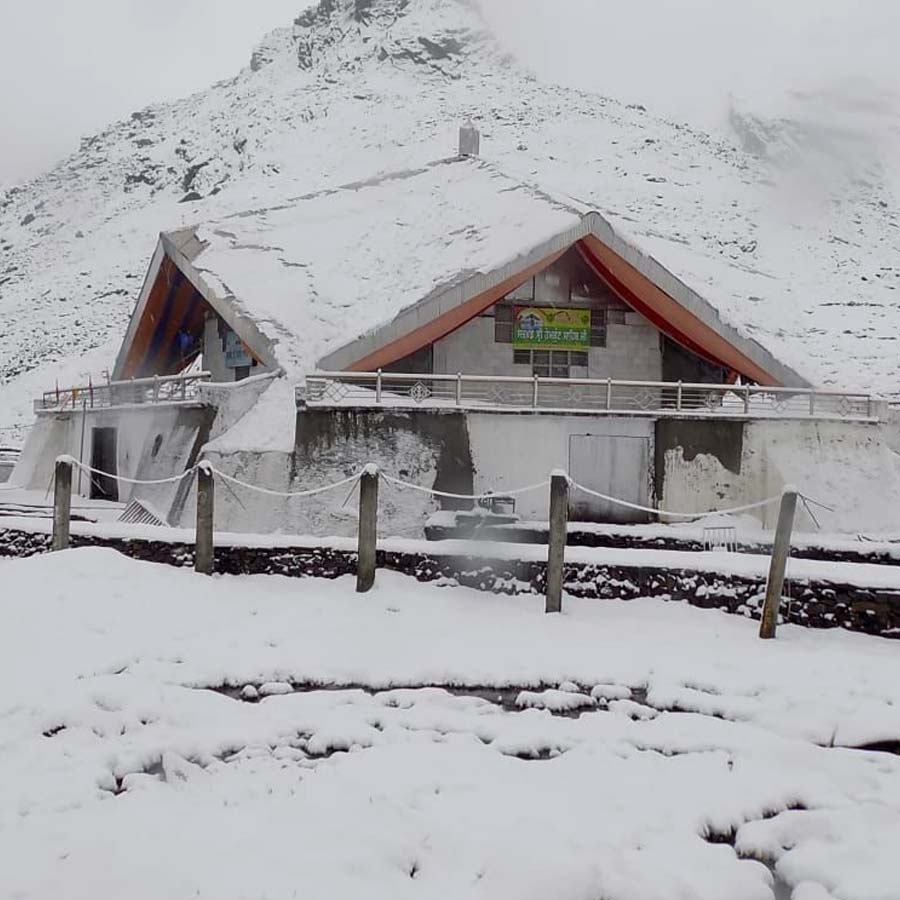 Know details about Hemkund Sahib Trek in Uttarakhand during May to Oct