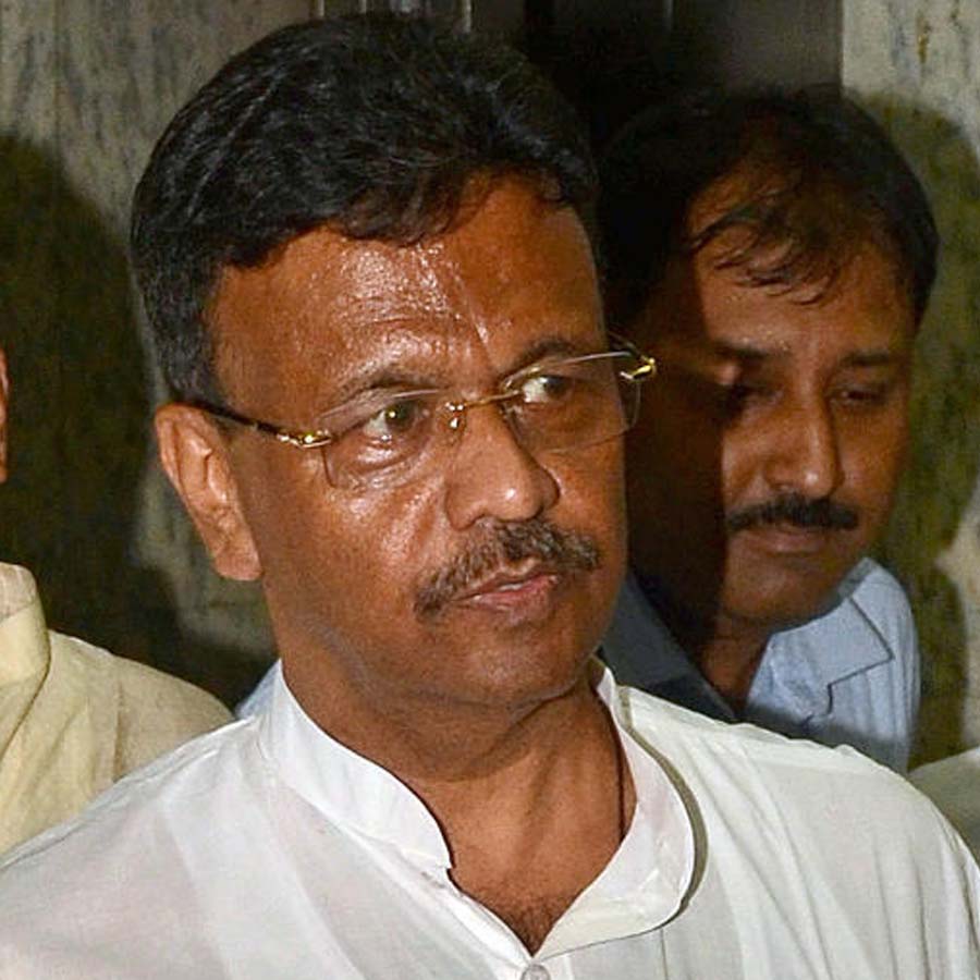 Kolkata mayor Firhad Hakim conduct meeting before monsoon season dgtl