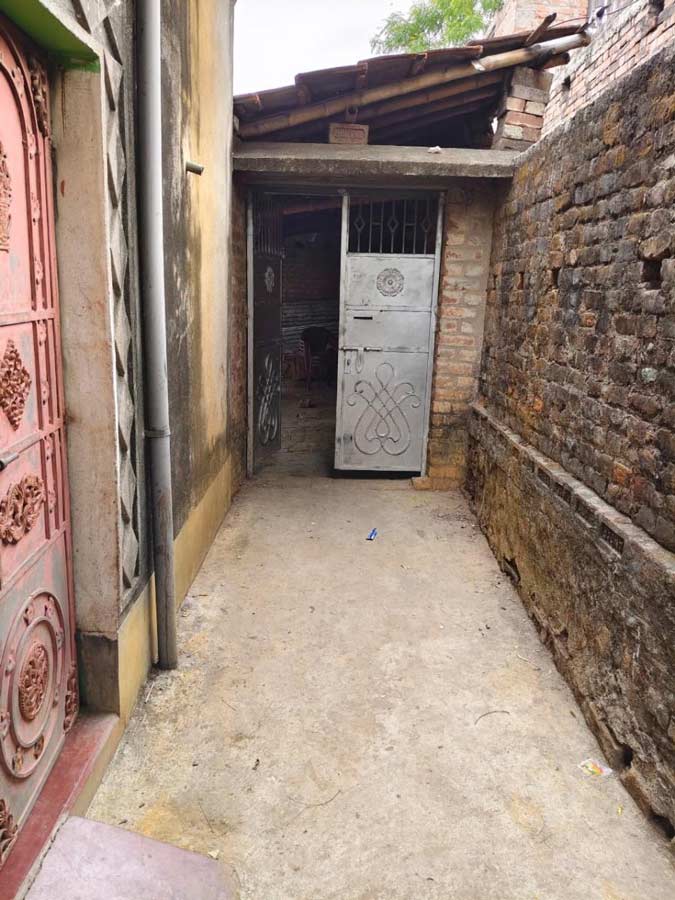 সুতির কাশিমনগরে গুলিতে নিহত যুবকের বাড়িতে নেই প্রশাসনের কোনও নজর বা নজরদারি।