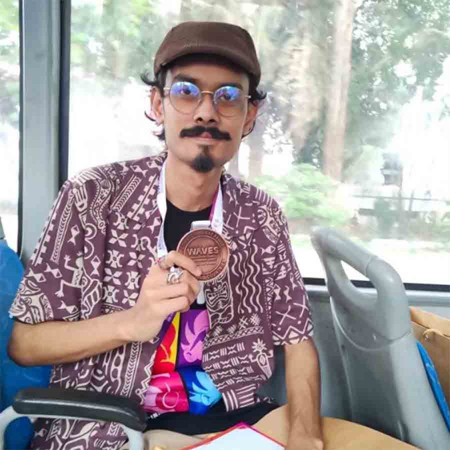 Diptangshu Debnath awarded for his  story telling skills