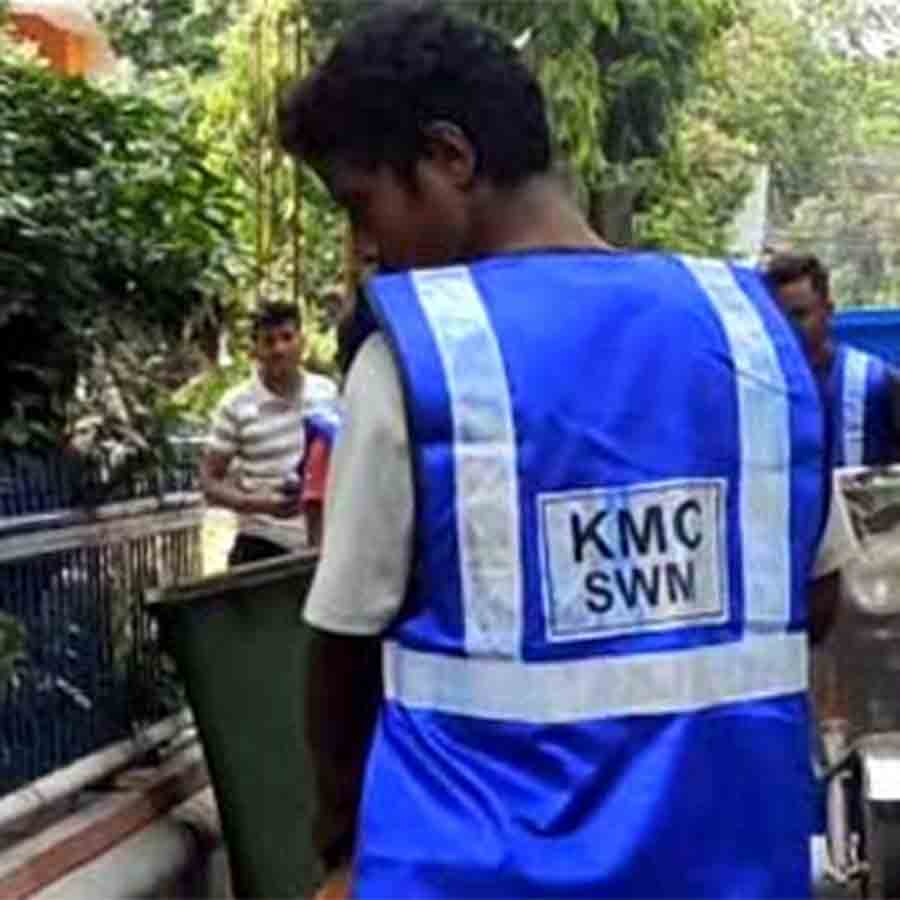 KMC workers were harassed in Gulshan Colony when they visited for drainage work