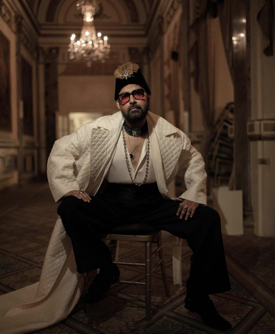 শাহরুখ খানের পোশাকের নকশা করা বাঙালি পোশাকশিল্পী সব্যসাচী মুখোপাধ্যায়ও সেজেছিলেন মেট গালার ভাবনায়। 