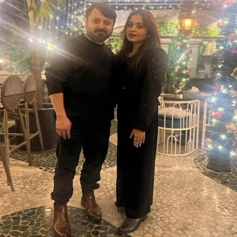 এক ফ্রেমে স্বামী-স্ত্রী।