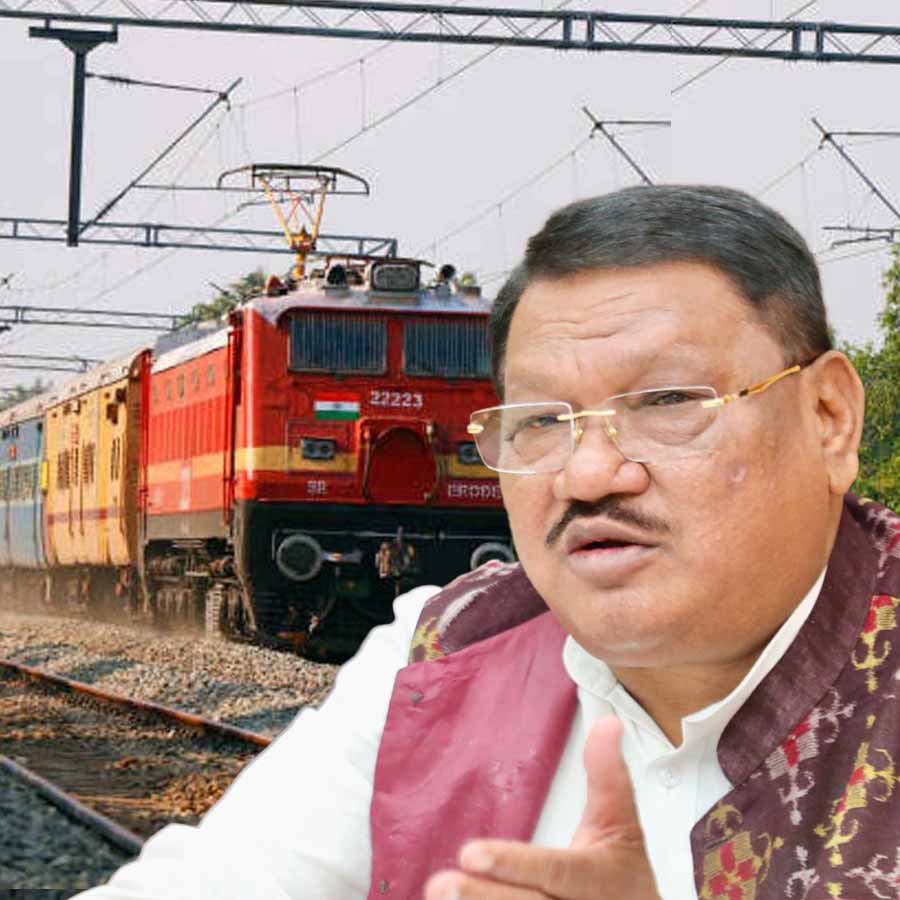 Central minister Jual Oram on way to Jabalpur from Delhi by train became ill dgtl