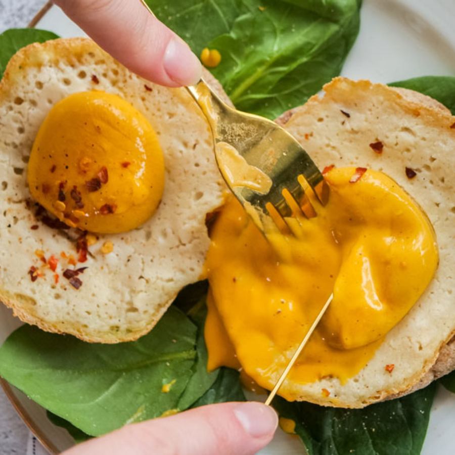 What are the differences between real and vegan eggs in terms of nutrients