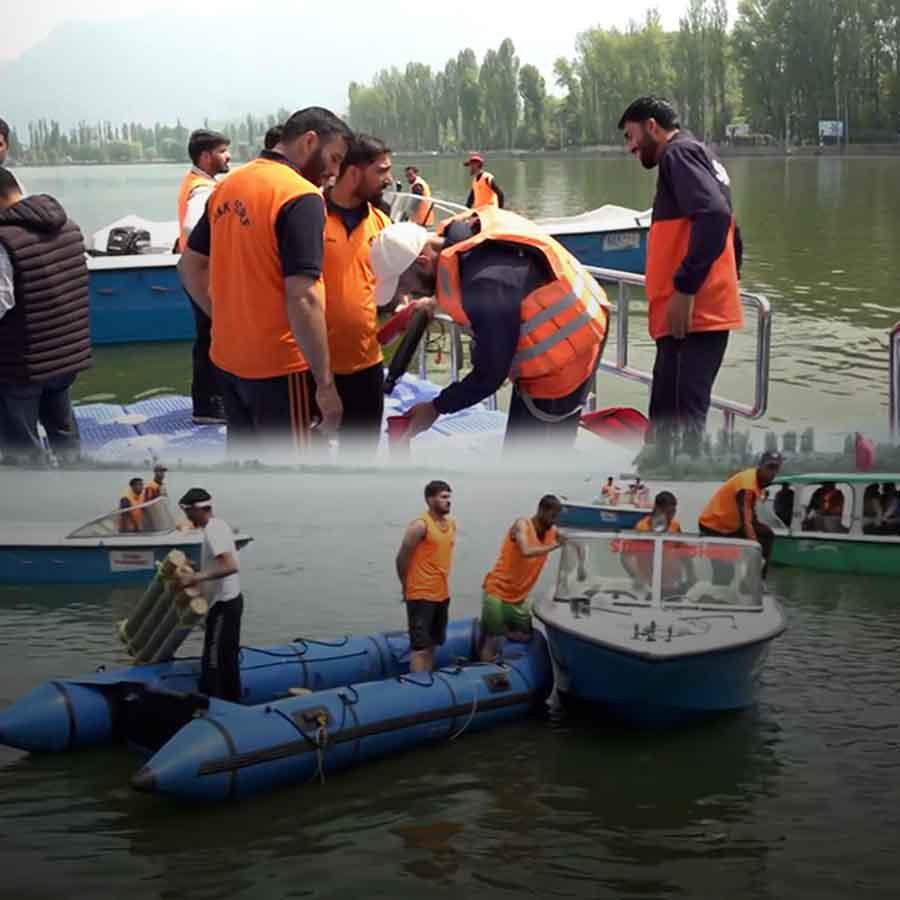 Jammu and Kashmir Police and SDRF team conduct a Mock Drill In Dal Lake In Srinagar dgtl