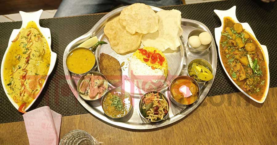 কাঞ্চন মল্লিকের জন্মদিনে নানা পদের আয়োজন। 