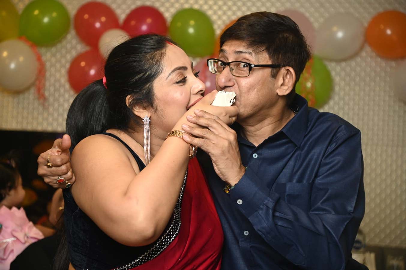 কাঞ্চনকে জন্মদিনের কেক খাওয়াচ্ছেন স্ত্রী শ্রীময়ী।