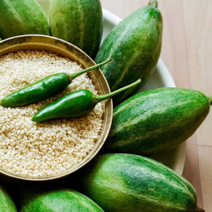 মূল উপকরণ বলতে দু’টি পটল আর তিল। মশলার ব্যবহারও নামমাত্র।