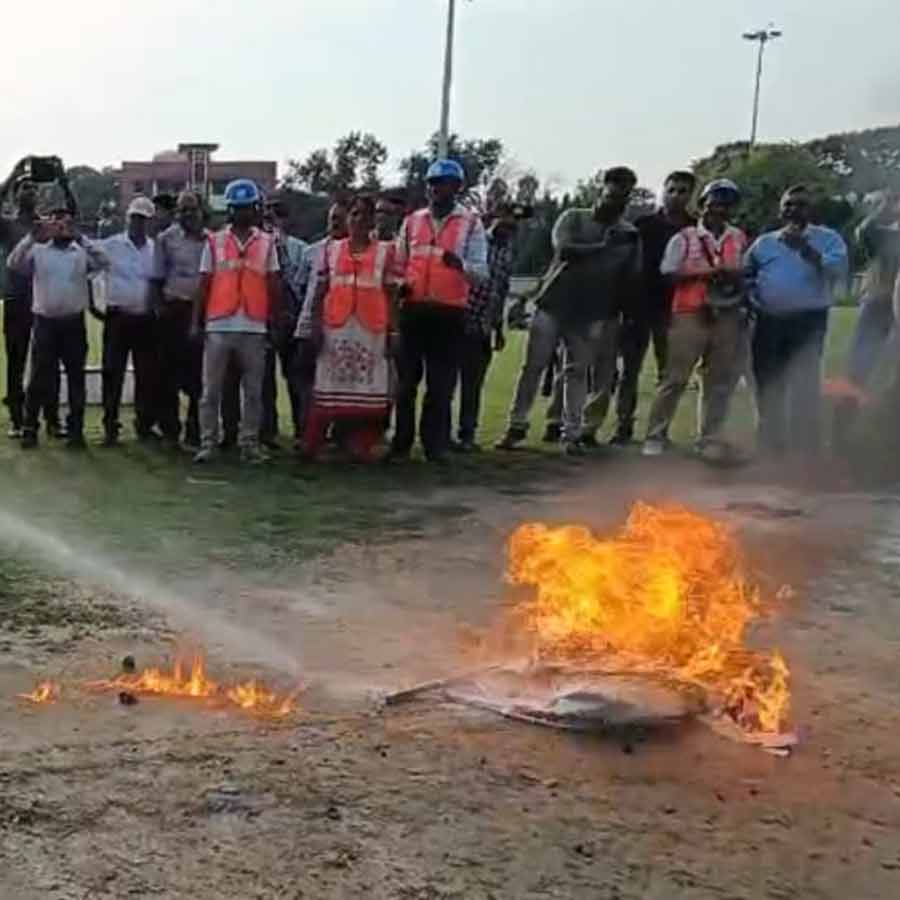 পূর্ব রেলের পক্ষ থেকে হাওড়া স্টেশন লাগোয়া গোলমোহর মাঠে মক্ ড্রিলের আয়োজন করা হয়।