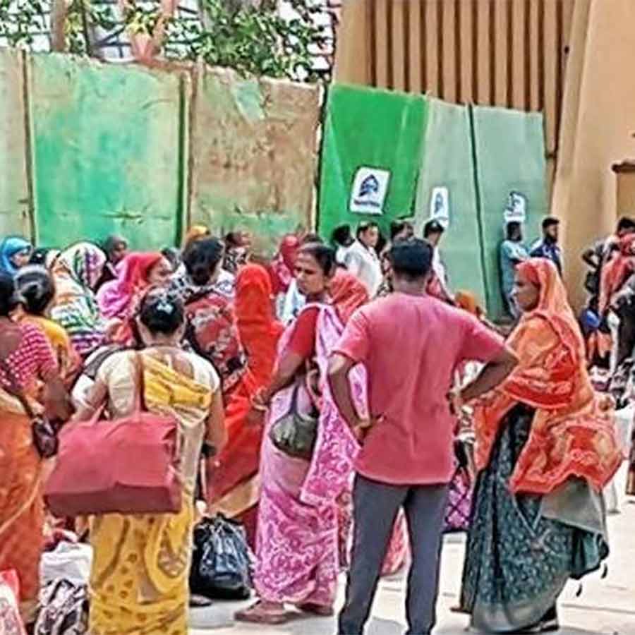 Numerous Bangladesh Citizens are returning to their country from Petrapole