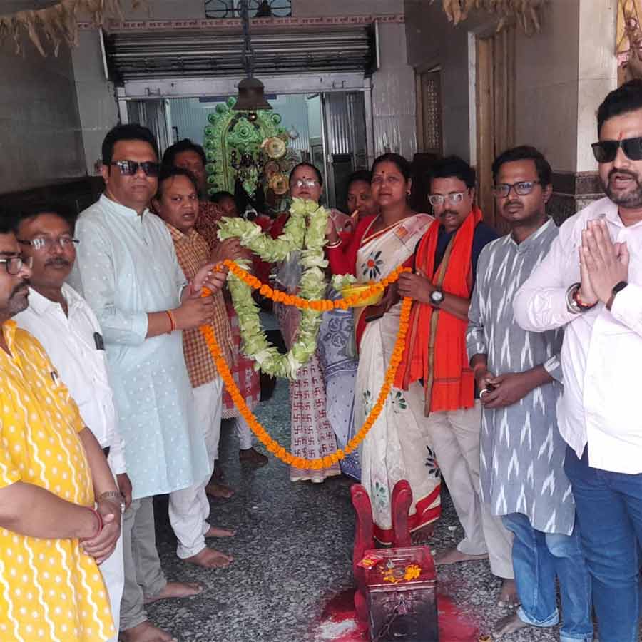 BJP workers from Purulia and Bankura offered prayers at the temple to celebrate the success of the Indian Army