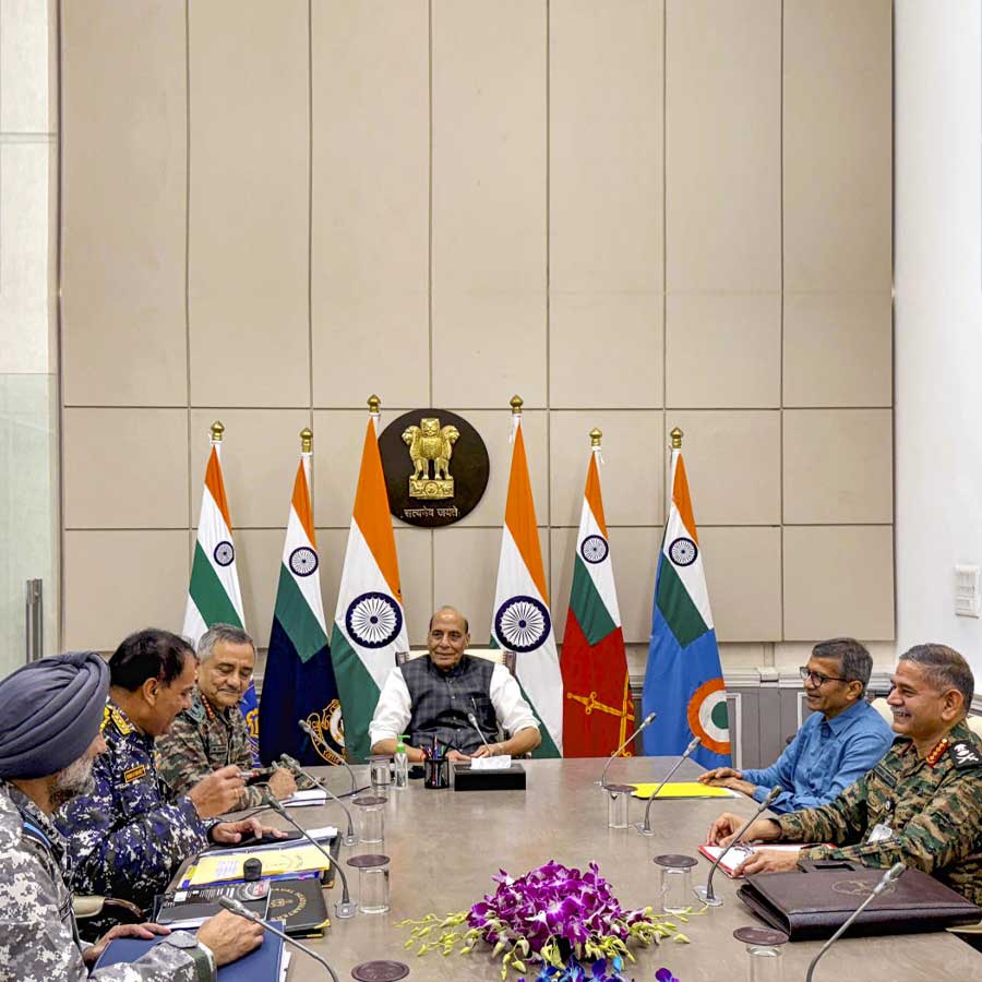 তিন সেনাপ্রধানের সঙ্গে বৈঠকে কেন্দ্রীয় প্রতিরক্ষামন্ত্রী রাজনাথ সিংহ।