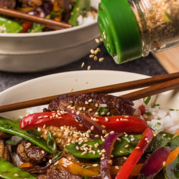 তিল শুকনো খোলায় নেড়ে ছড়িয়ে দেওয়া যেতে পারে যে কোনও খাবারের উপরে। তাতে স্বাদ বাড়বে। 