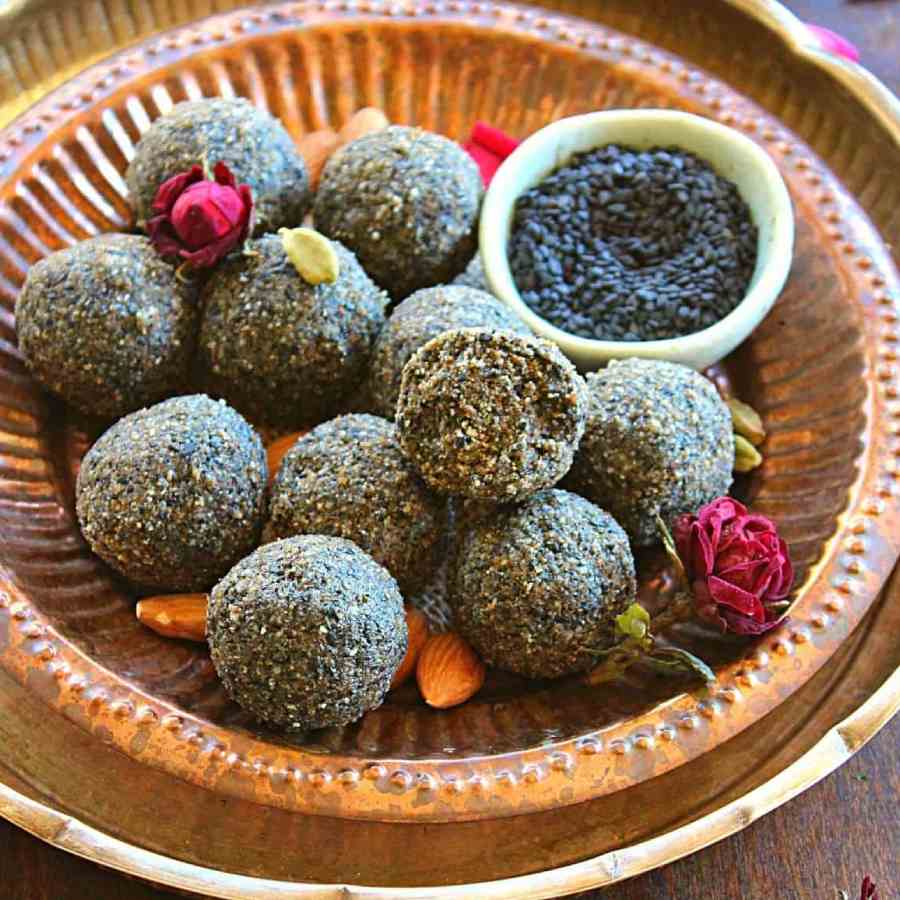 সাদা এবং কালো দু’ধরনের তিল দিয়ে বানানো যেতে পারে তিলের নাড়ু। চিনি খেতে না চাইলে গুড়, মধু অথবা খেজুর বেটেও ব্যবহার করা যেতে পারে। 