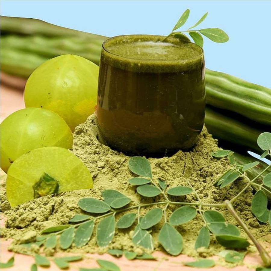 আমলকি এবং মোরিঙ্গা বা সজনের মিশ্রণ।
