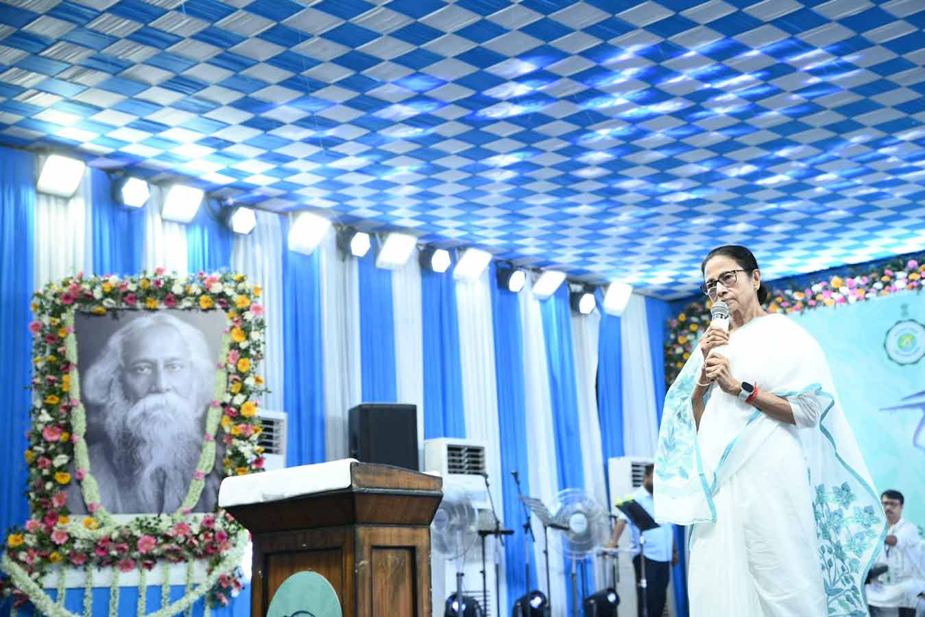 রবীন্দ্রজয়ন্তীর অনুষ্ঠানে রবীন্দ্র সদনের মঞ্চে মুখ্যমন্ত্রী মমতা বন্দ্যোপাধ্যায়।
