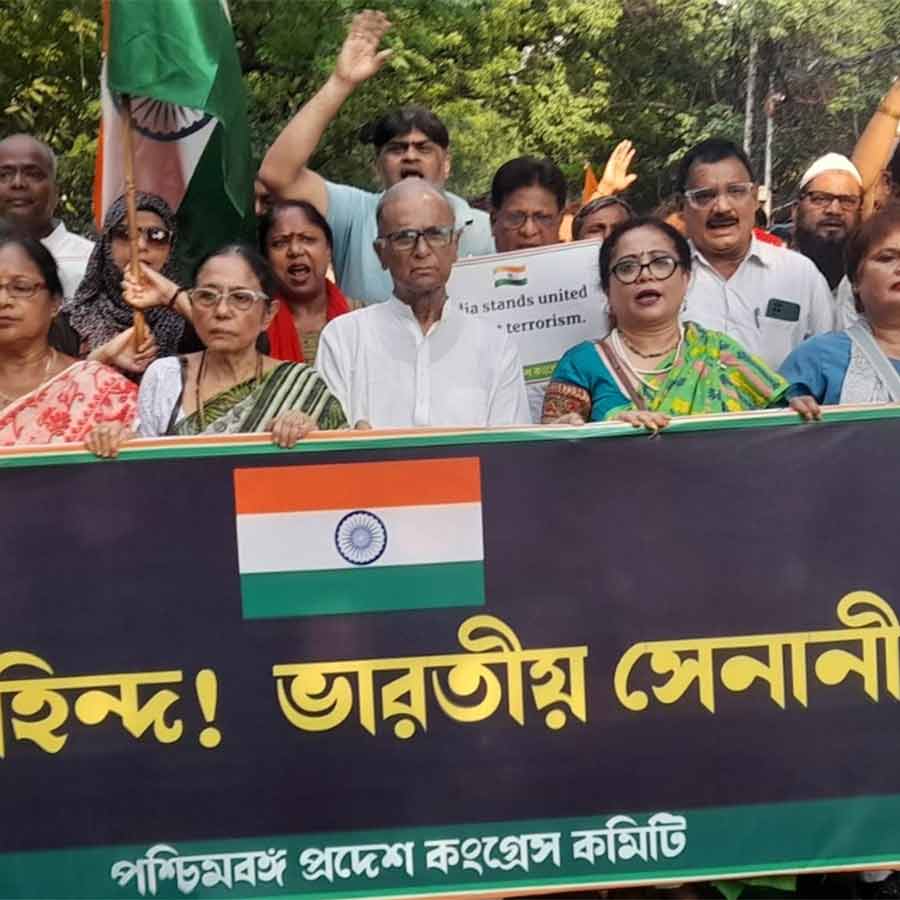 Political parties remember Tagore amid war ambience