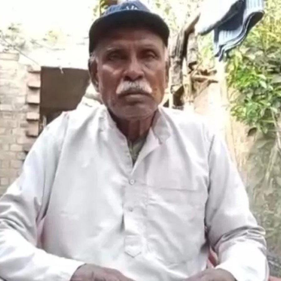 Sheikh Arezulla Hossain lives his life by adding melody and rhythm to every news and distribute those news updates at rural markets
