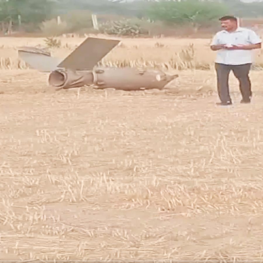 হরিয়াার সিরসায় পাক ক্ষেপণাস্ত্রের ধ্বংসাবশেষ উদ্ধার। শনিবার সকালে।