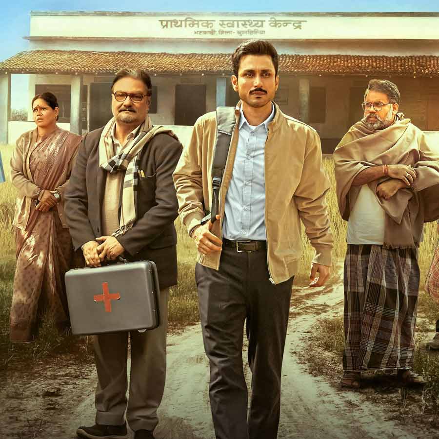 Gram Chikitsalay web series review starring Amol Parashar and Vinay Pathak