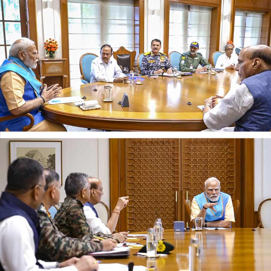 প্রধানমন্ত্রী নরেন্দ্র মোদীর বাসভবনে বৈঠক চলছে। শনিবার।