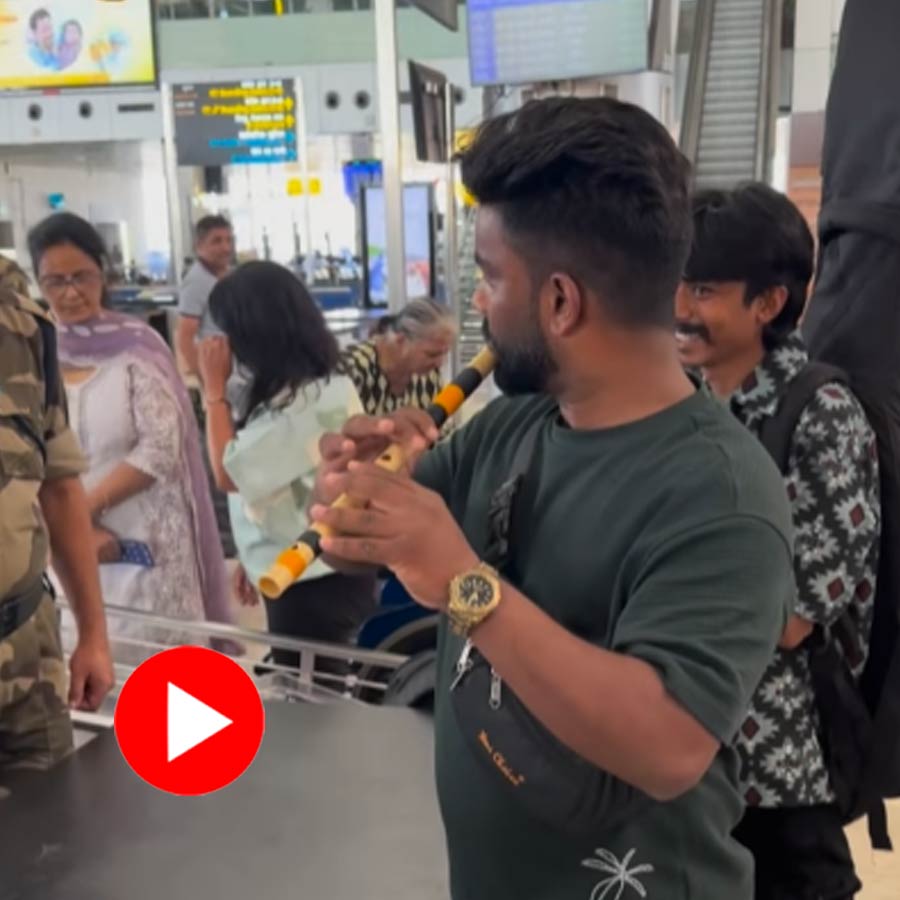 Video of Rajasthani artist playing Teri Mitti on flute inside Raipur airport dgtl