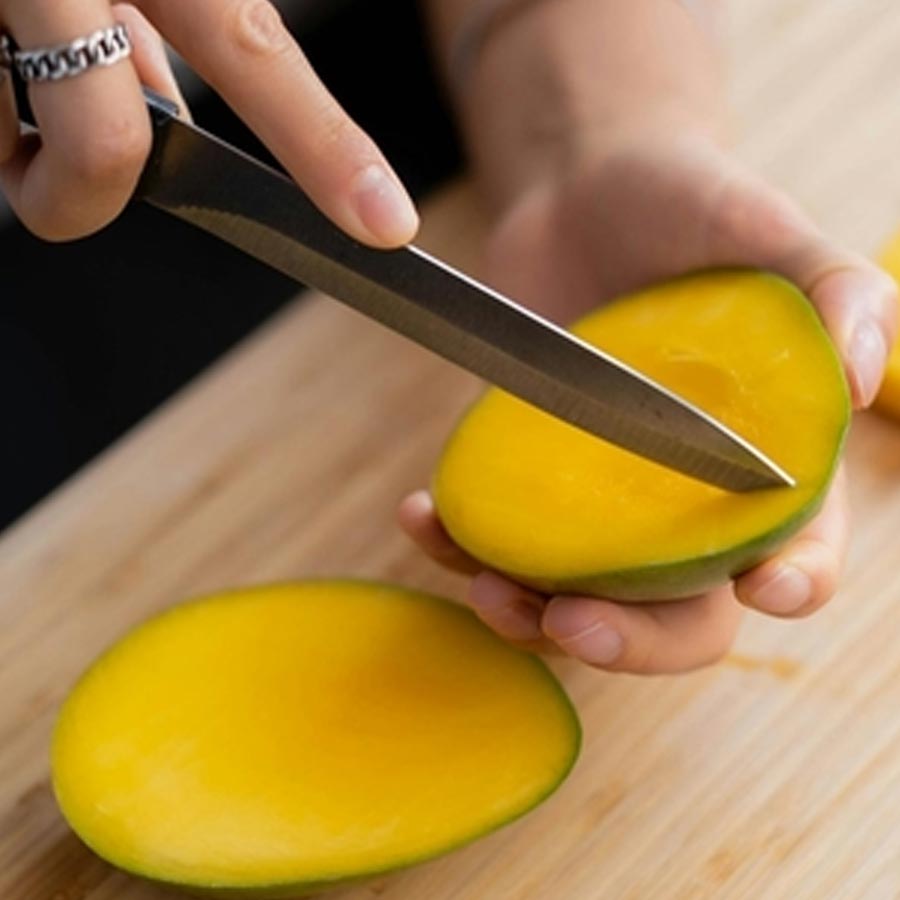 খাওয়ার আগে আমটিকে আধ ঘণ্টা মতো জলে ভিজিয়ে রাখতে হবে।