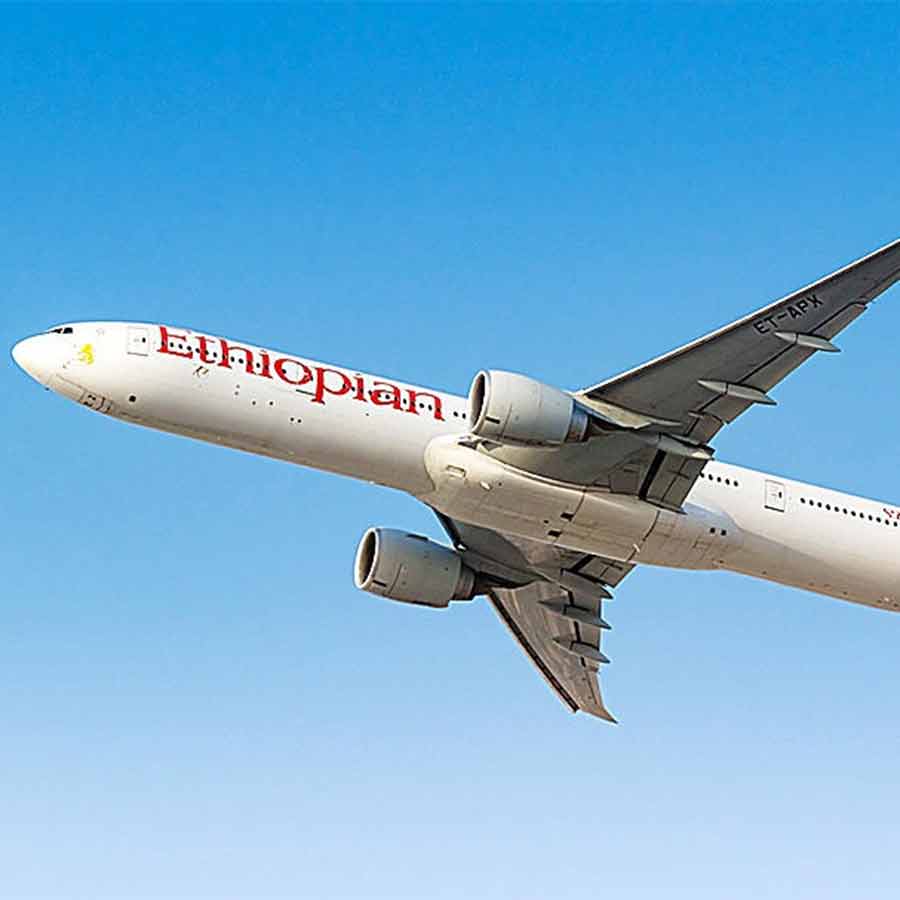 উড়ান: ইথিয়োপিয়ান এয়ারলাইন্স-এর একটি যাত্রিবাহী বিমান।