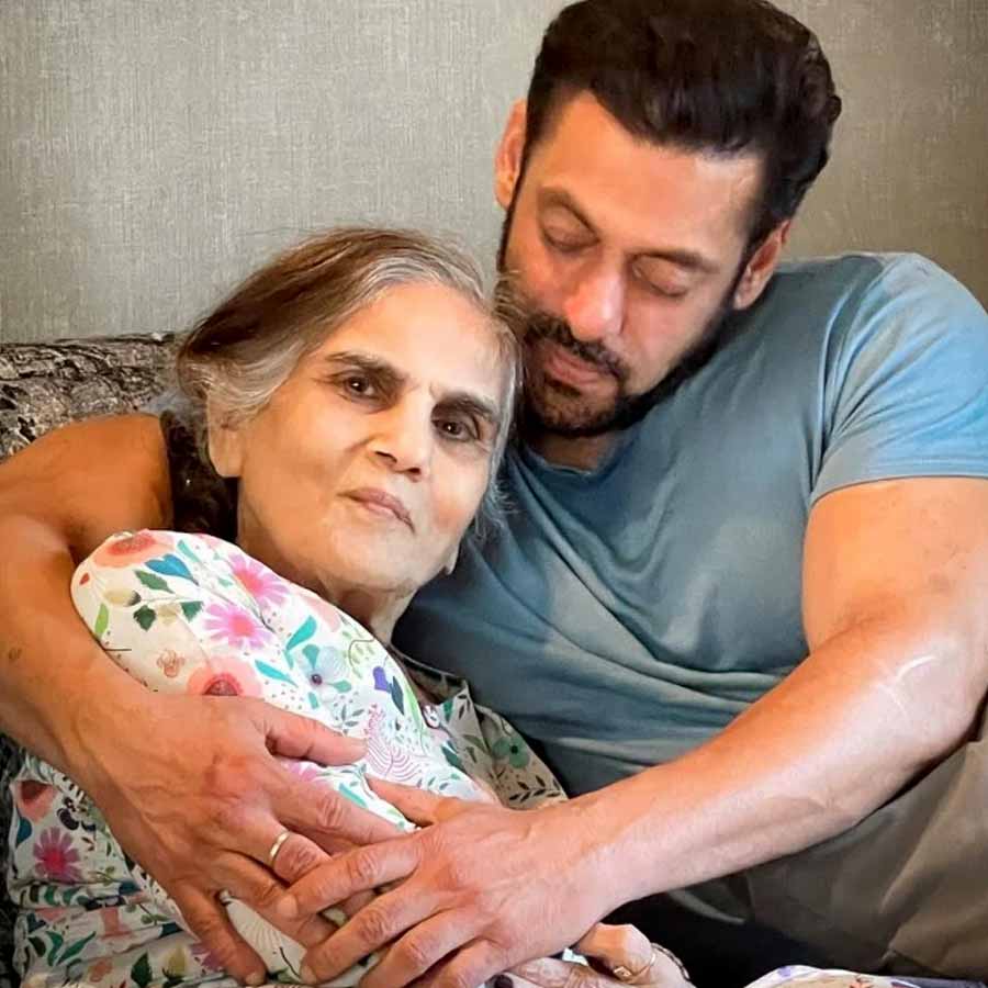 Five Bollywood stars who are devoted to their mothers even they seek their mothers in their lovers