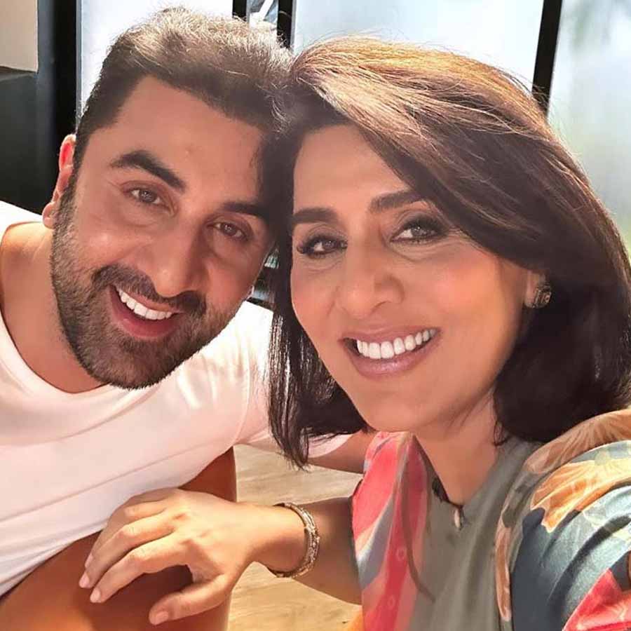 Five Bollywood stars who are devoted to their mothers even they seek their mothers in their lovers