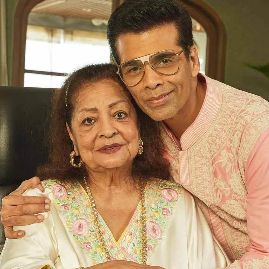 Five Bollywood stars who are devoted to their mothers even they seek their mothers in their lovers
