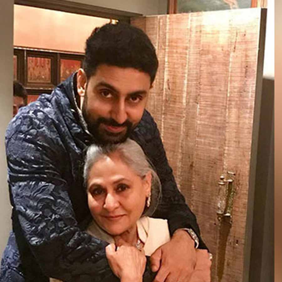 Five Bollywood stars who are devoted to their mothers even they seek their mothers in their lovers