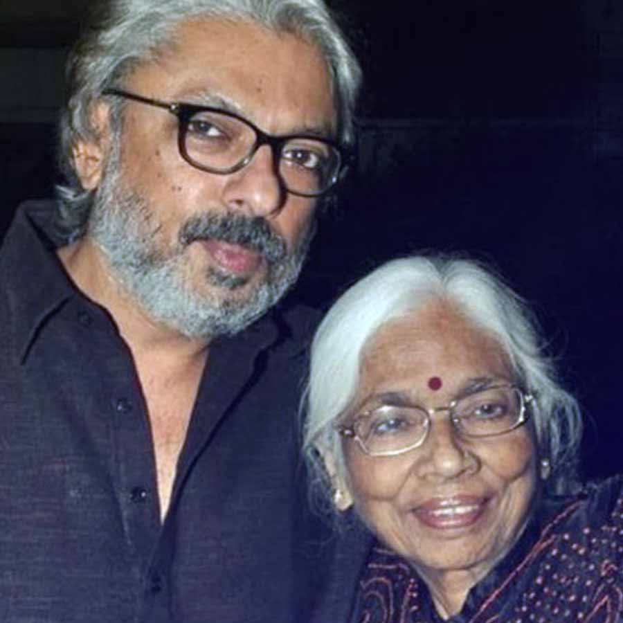 Five Bollywood stars who are devoted to their mothers even they seek their mothers in their lovers