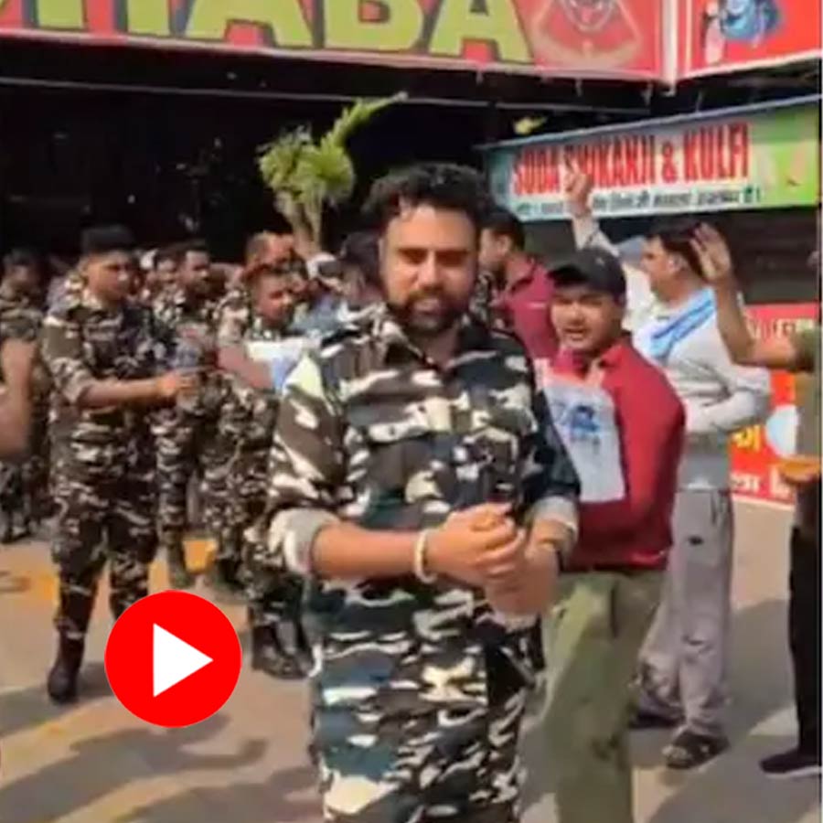 Video show people showering flowers on Indian Army in Uttar Pradesh